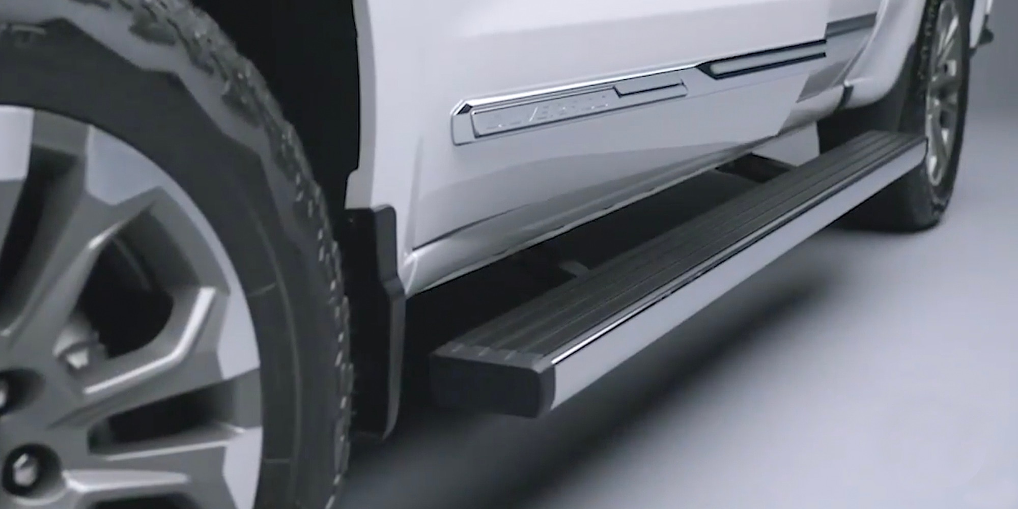 Silverado 2025 equipada com estribos elétricos retráteis